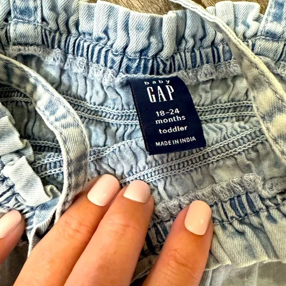 GAP 18-24 month toddler light wash denim Jumpsuit Romper with Smocked chest - Picture 5 of 6